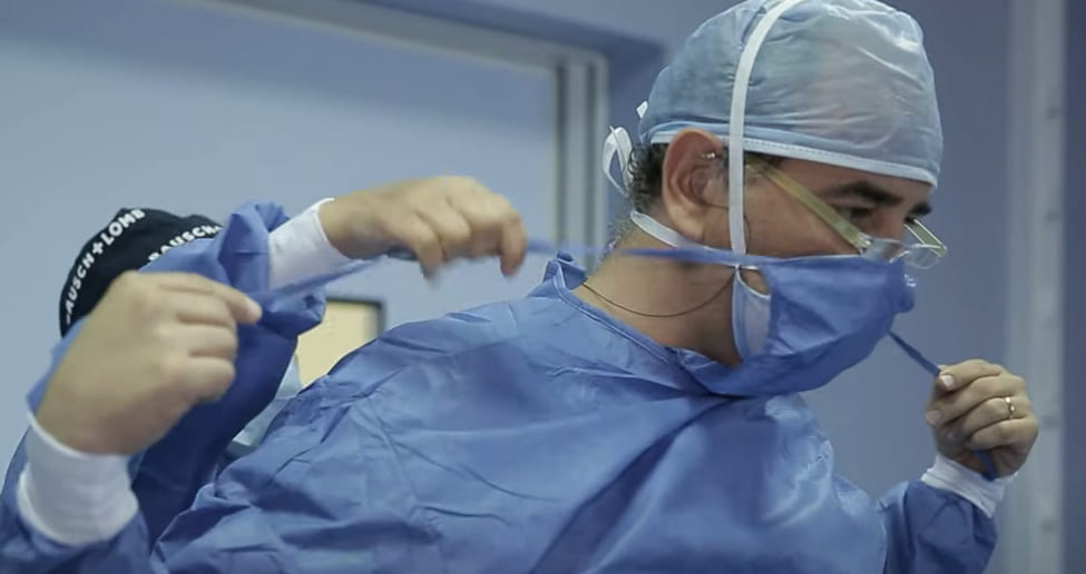 Le Docteur Sami Mezhoud au bloc opératoire